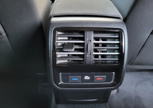 Volkswagen Passat cena 56600 przebieg: 151000, rok produkcji 2018 z Jordanów małe 326